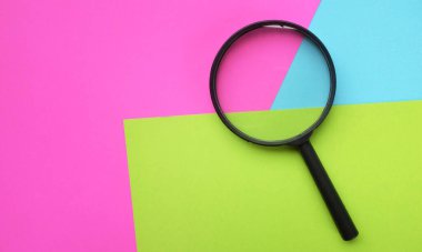 Çok renkli bir arkaplanda loupe arama sembolü büyüteci