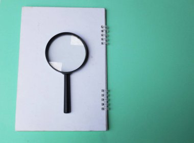 Not defterlerindeki büyüteç arama sembolü yeşil arkaplanı izole et