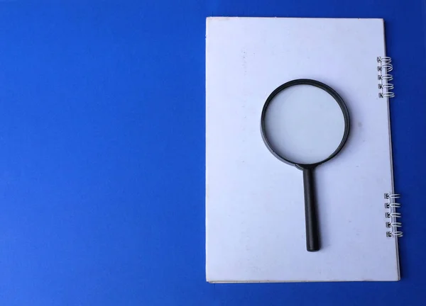 Magnifying Glass Search Symbol Notepads Isolate Blue Background — Photo