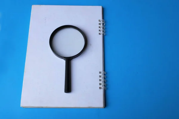 Magnifying Glass Search Symbol Notepads Isolate Blue Background — 图库照片