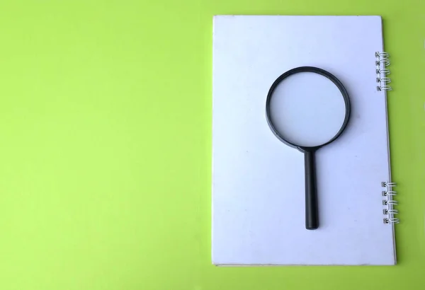 Magnifying Glass Search Symbol Notepads Isolate Green Background — 图库照片