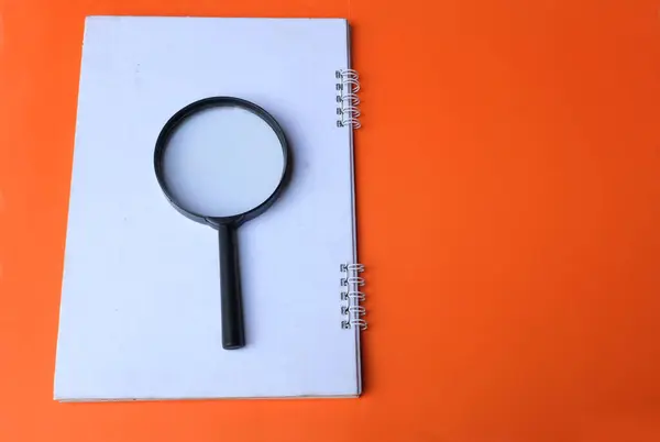 Magnifying Glass Search Symbol Notepads Isolate Orange Background — 图库照片