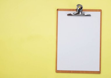 Büyüteç üzerindeki en üst görünüm ve sarı arkaplandaki boş klasör