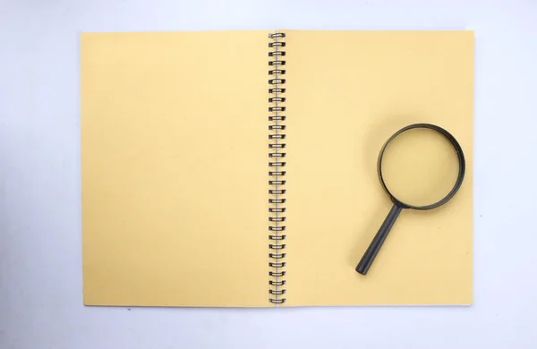 Memperbesar Kaca Dengan Notebook Isolasi Kuning Pada Latar Belakang Putih — Stok Foto