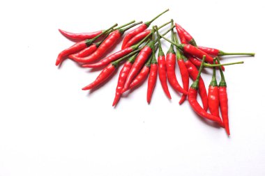 Yaklaş ve düzleştir taze kırmızı acı biber, beyaz arka planda izole edilmiş sebze ve pişirmek için sıcak baharat.