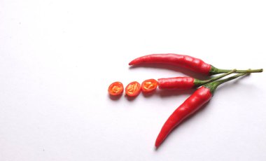 Olgun kırmızı kırmızı biberler, beyaz arka planda izole edilmiş sebzeler. Yemek malzemeleri.