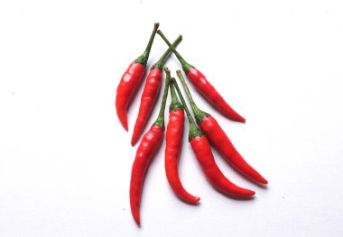 Üst manzara, beyaz arka planda izole edilmiş olgun kırmızı acı biber. Yemek malzemeleri.
