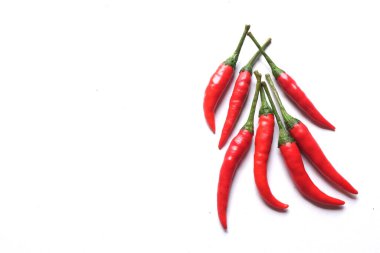 Fotokopi uzayı beyaz arka planda izole edilmiş olgun kırmızı acı biber. Yemek malzemeleri.