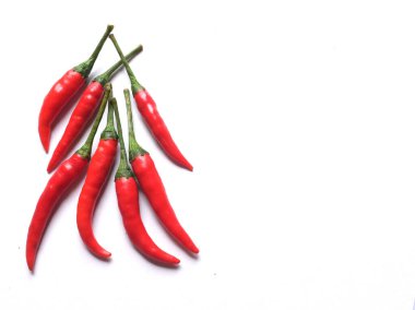 Fotokopi uzayı beyaz arka planda izole edilmiş olgun kırmızı acı biber. Yemek malzemeleri.