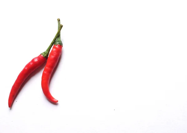 Bovenaanzicht Een Twee Rijpe Rode Hete Chili Pepers Groente Geïsoleerd — Stockfoto