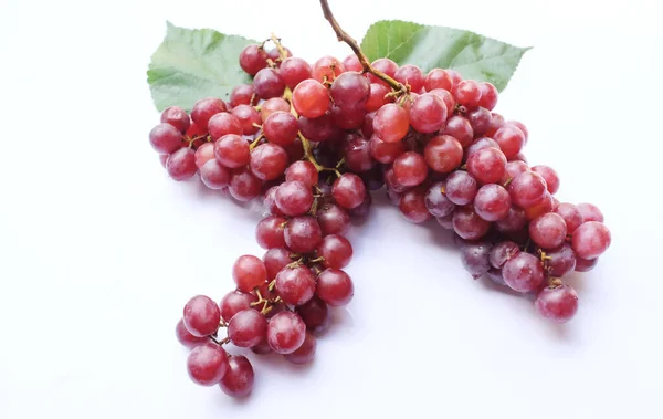 Ripe Red Grapes Pink Bunches Leaves Isolate White Background — Foto de Stock