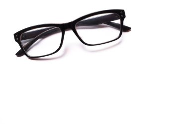 Üst görünüm siyah çerçeveli bir gözlük beyaz arkaplanda izole edilir