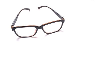 boşluğu kopyala siyah çerçeveli bir gözlük beyaz arkaplanda izole et