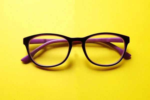 Vista Superior Óculos Roxos Emoldurados Isolar Fundo Amarelo — Fotografia de Stock