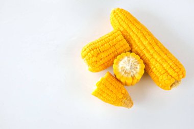 Fotokopi uzayı. Kaynatılmış lezzetli mısır. Beyaz arka planda izole edilmiş.