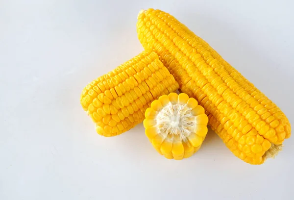 Vrchní Pohled Plochý Ležel Lahodné Vařené Kukuřice Izolát Bílém Pozadí — Stock fotografie