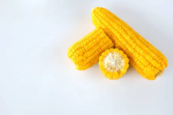 Zbliżyć Pyszne Gotowane Słodkie Kukurydzy Białym Tle — Zdjęcie stockowe