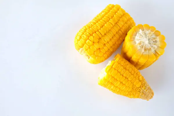 Zavřít Lahodné Vařené Sladké Kukuřice Bílém Pozadí — Stock fotografie