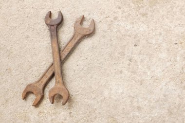 Kopya uzayı Beton zeminde bir sürü paslı anahtarlar.