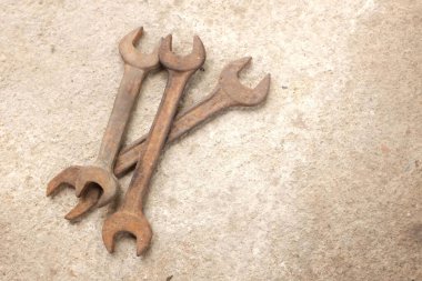 Kopya uzayı Beton zeminde bir sürü paslı anahtarlar.