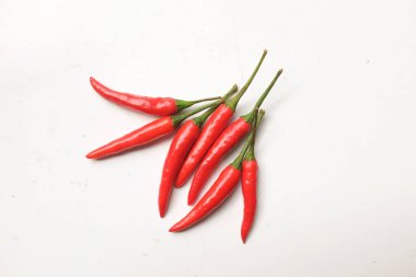 Beyaz arka planda taze organik kırmızı biber (kırmızı biber, uzun kırmızı biber, mahmuz biberi) izole edilir.