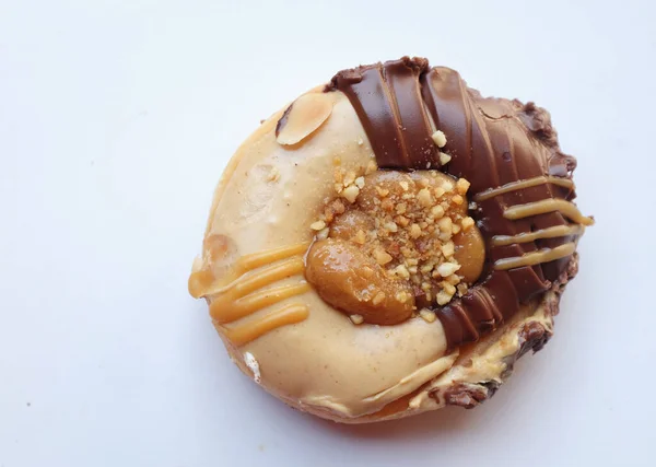 Close Flat Lay Single Sweet Chocolate Donuts Caramel Glaze Isolated — Zdjęcie stockowe