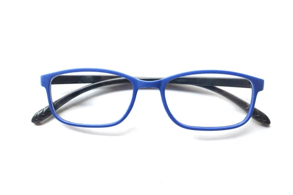 近而平坦的地方放着一副现代的眼镜 蓝色的镜框 供男人和女人在白色的背景上穿行 — 图库照片