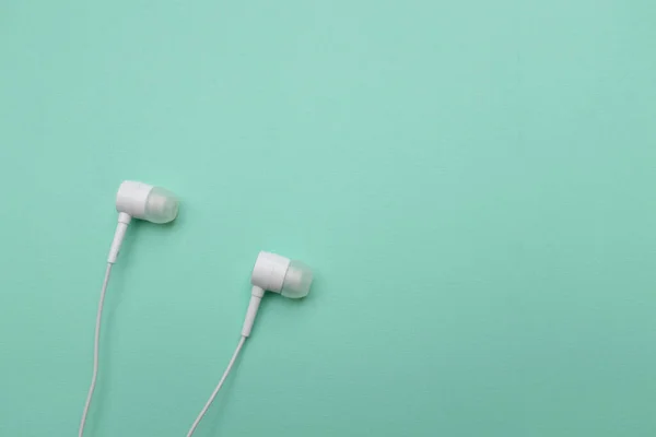 Από Ένα Πάνω Λευκό Ακουστικά Ακουστικά Ακουστικά Ακουστικά Απομονωμένο Πράσινο — Φωτογραφία Αρχείου