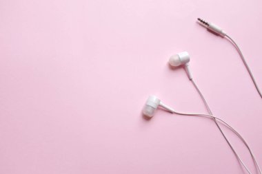 Uzayın beyaz kulaklıklarını, kulaklıklarını, kulaklıklarını kopyala.