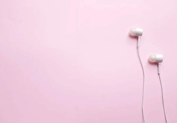 Powyższych Białych Słuchawek Słuchawki Słuchawki Słuchawkami Odizolowanym Różowym Pastelowym Tle — Zdjęcie stockowe