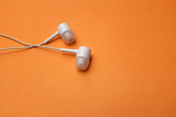 Top View White Headphones Earphone Earbuds Headset Isolated Orange Background — Stock Photo, Image