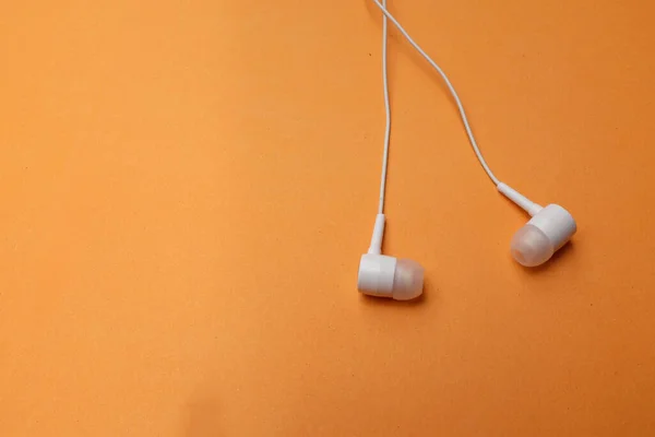 Αντίγραφο Χώρου Λευκά Ακουστικά Ακουστικά Ακουστικά Ακουστικά Απομονωμένο Πορτοκαλί Φόντο — Φωτογραφία Αρχείου