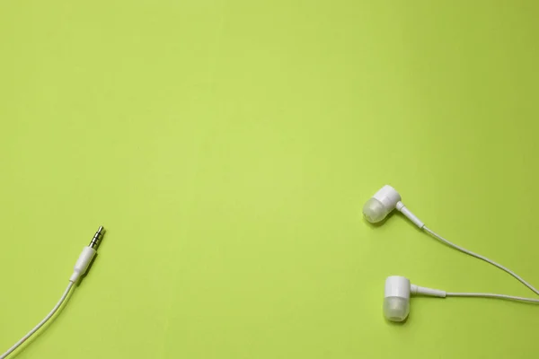 Κορυφαία Προβολή Άσπρα Ακουστικά Ακουστικά Ακουστικά Ακουστικά Απομονωμένο Πράσινο Φωτεινό — Φωτογραφία Αρχείου