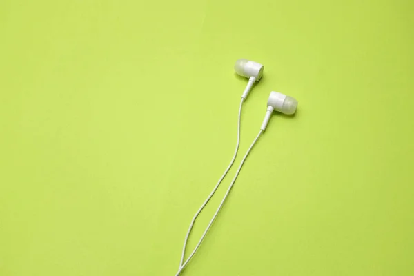 Üst Görüş Beyaz Kulaklıklar Kulaklıklar Kulaklıklar Izole Edilmiş Yeşil Arka — Stok fotoğraf
