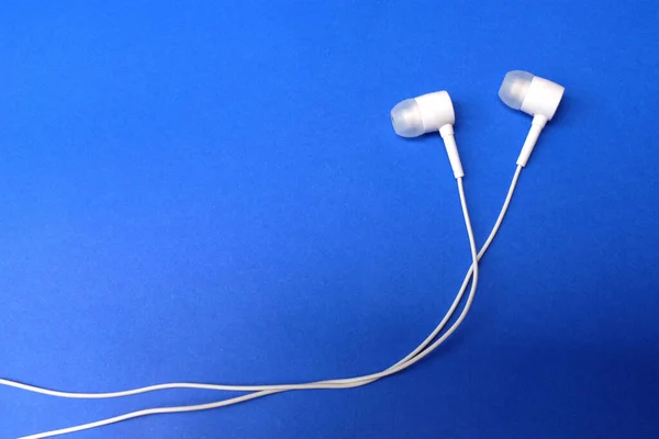 Casque Blanc Dessus Écouteur Écouteurs Avec Casque Sur Fond Bleu — Photo