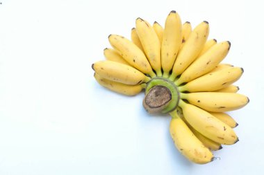 Üst görüşlü bayan parmak muz ve altın muz, sidik mas muz, musa sapientum, beyaz arka planda izole. Sağlıklı muz meyvesi.