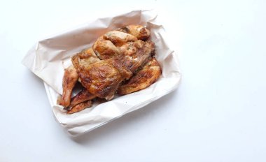 Üst ve düz manzaralı ızgara tavuk dilimleri ve beyaz bir arka plana izole edilmiş köpük kutusuna konur. Tayland usulü ünlü yemekler.