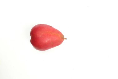 Bir sulu olgun organik konferans armudu (pyrus communis), beyaz arkaplanda izole edilmiş Jersey bezelyesi louise bonne