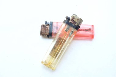 Paslı ve eski kırmızı, sarı plastik gaz kullan-at çakmak beyaz arka planda izole.