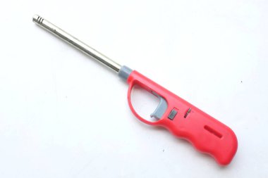 Gaz sobası, mum, kamp ateşi, gaz mutfağı ve beyaz arka planda izole edilmiş barbekü için çakmak tabancası. Bu uzun çakmaklar genellikle ocağı veya fırını yakmak için mutfakta kullanılır. 