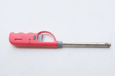 Gaz sobası, mum, kamp ateşi, gaz mutfağı ve beyaz arka planda izole edilmiş barbekü için çakmak tabancası. Bu uzun çakmaklar genellikle ocağı veya fırını yakmak için mutfakta kullanılır. 