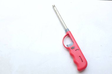 Gaz sobası, mum, kamp ateşi, gaz mutfağı ve beyaz arka planda izole edilmiş barbekü için çakmak tabancası. Bu uzun çakmaklar genellikle ocağı veya fırını yakmak için mutfakta kullanılır. 