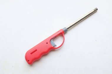 Gaz sobası, mum, kamp ateşi, gaz mutfağı ve beyaz arka planda izole edilmiş barbekü için çakmak tabancası. Bu uzun çakmaklar genellikle ocağı veya fırını yakmak için mutfakta kullanılır. 