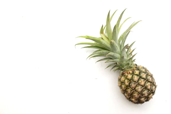 新鲜成熟的菠萝水果在白色的背景上被隔离 夏天水果对健康的生命有益 — 图库照片