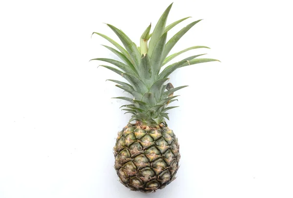 新鲜成熟的菠萝水果在白色的背景上被隔离 夏天水果对健康的生命有益 — 图库照片