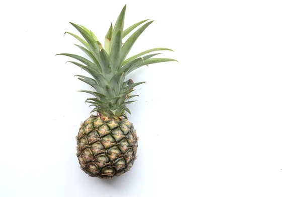 在白色的背景上复制新鲜成熟的菠萝水果隔离物 夏天水果对健康的生命有益 — 图库照片