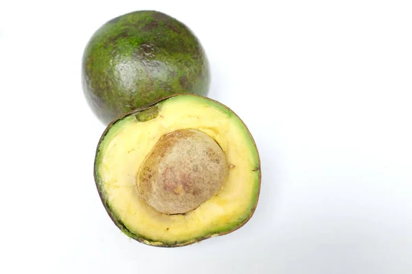 Bovenaanzicht Vlakke Lay Van Avocado Vruchten Tweeën Gesneden Geïsoleerd Witte — Stockfoto
