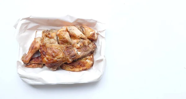 天板と平台鶏の切り身を片状に焼き 白い背景に孤立した泡の箱に入れます — ストック写真