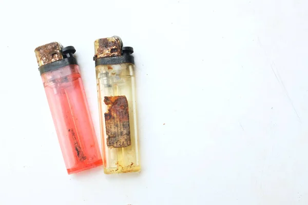 Paslı Eski Kırmızı Sarı Plastik Gaz Kullan Çakmak Beyaz Arka — Stok fotoğraf