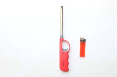 Gaz tabancası ve gaz sobası için kırmızı plastik gaz, mumlar, kamp ateşi, gaz mutfağı ve barbekü beyaz arka planda izole edilir. Bu uzun çakmaklar genellikle mutfakta soba veya fırını yakmak için kullanılır. 